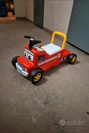 Camioncino cavalcabile rosso primi passi