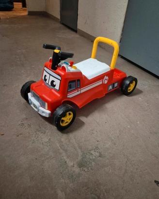 Camioncino cavalcabile rosso primi passi