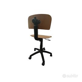 Sedia in legno con ruote girevoli 
