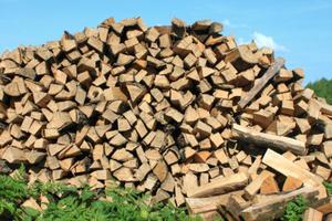 Suolo per deposito mezzi/ legna con spaccalegna