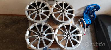 Cerchi in lega di 17 pollici.