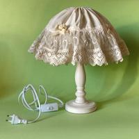 Lampada da tavolo con paralume all'uncinetto Beige