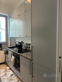 Cucina compresa elettrodomestici