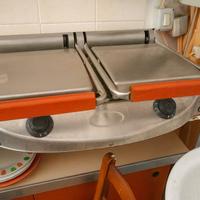 due piastre in vetroceramica scalda panini 