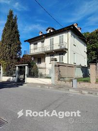 Casa indipendente con giardino, bosco e magazzino