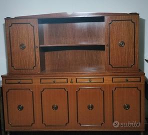 Credenza in legno con letto singolo estraibile 