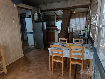 Roulotte con struttura fissa in campeggio