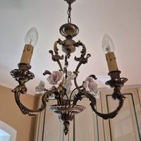 lampadario classico  con fiori in capodimonte