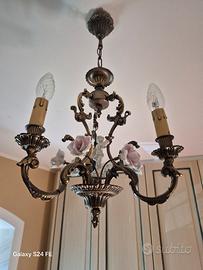 lampadario classico  con fiori in capodimonte