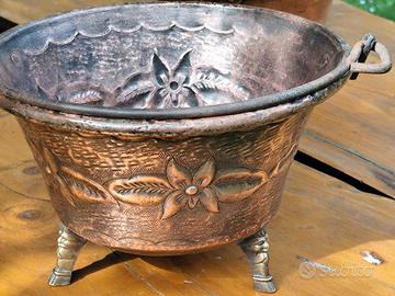 Antico paiolo cesellato