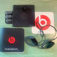 Auricolari nere Powerbeats Bluetooth coll tra loro