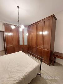 Armadio ad angolo in legno toulipier tinta noce