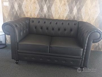 Divano stile chesterfield