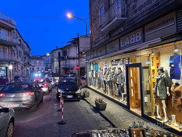 Locale commerciale negozio a Teano