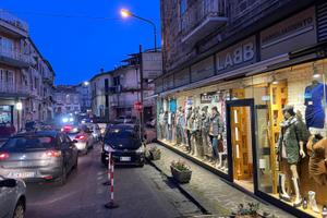 Locale commerciale negozio a Teano