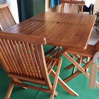 tavolo in legno e sedie 