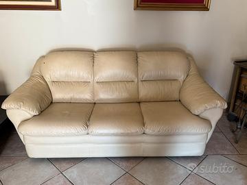 Divano simil pelle beige