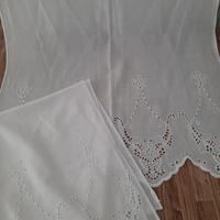 Due tende di lino con ricamo a intaglio. Nuove