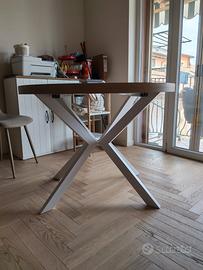 tavolo rotondo in legno e metallo