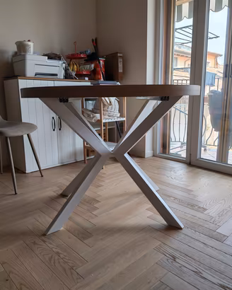 tavolo rotondo in legno e metallo