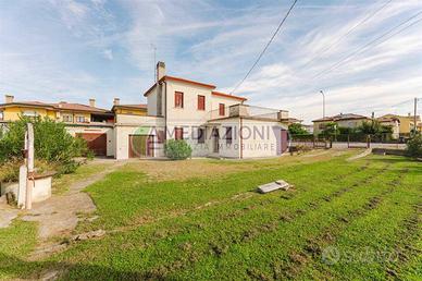 Villa di 182 m² con più di 5 locali e box auto a P