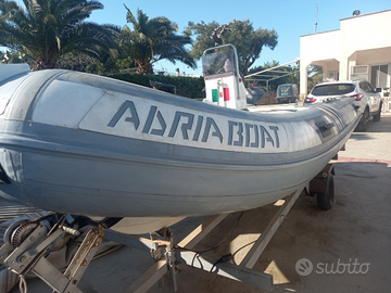 Gommone con carello e motore