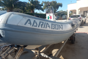 Gommone con carello e motore