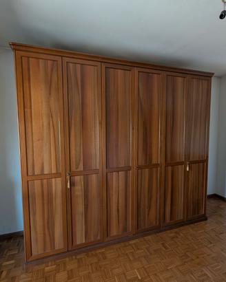 Armadio in legno di noce per camera da letto