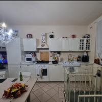 CUCINA E BLOCCO SALOTTO ABBINATO