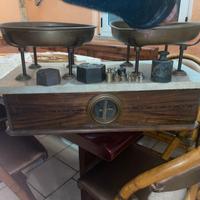 Bilancia antica a due piatti in ottone con marmo