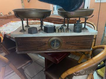 Bilancia antica a due piatti in ottone con marmo