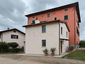Casa indipendente di 60 m² con 2 locali e posto au