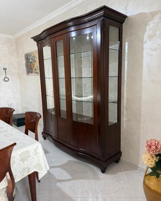 Salone antinco in legno in perfette condizioni