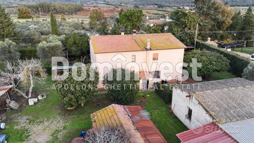 Rustico / Casale di 380 m² con più di 5 locali a C - Vista 4