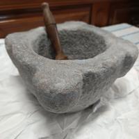 vecchio mortaio in pietra 