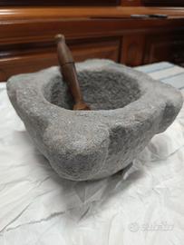 vecchio mortaio in pietra 