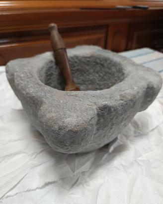 vecchio mortaio in pietra 