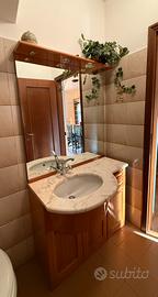 Mobile bagno con specchio e lavabo