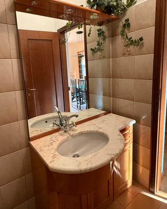 Mobile bagno con specchio e lavabo