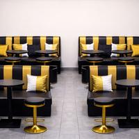 Divanetti in pelle, Bar champagne sedute stock