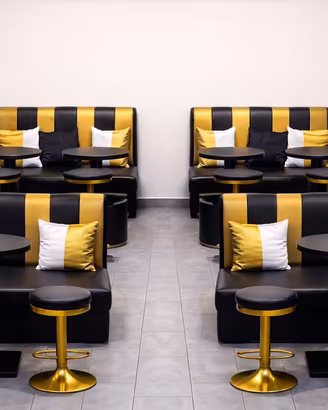 Divanetti in pelle, Bar champagne sedute stock