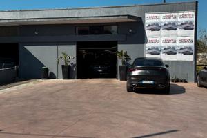 Locale commerciale con ampio parcheggio