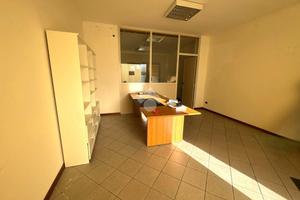 NEGOZIO A CASALSERUGO