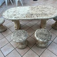 Tavolo in pietra con 4 sedute  e 2 panche