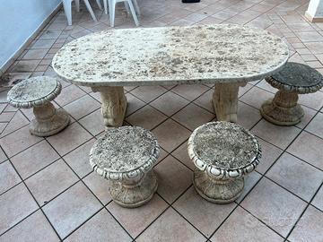 Tavolo in pietra con 4 sedute  e 2 panche