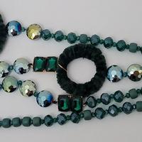 Collana con pietre sintetiche verde scuro.