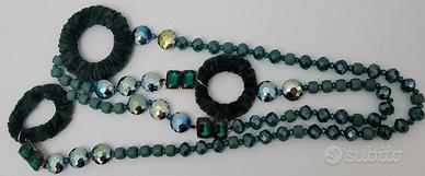 Collana con pietre sintetiche verde scuro.