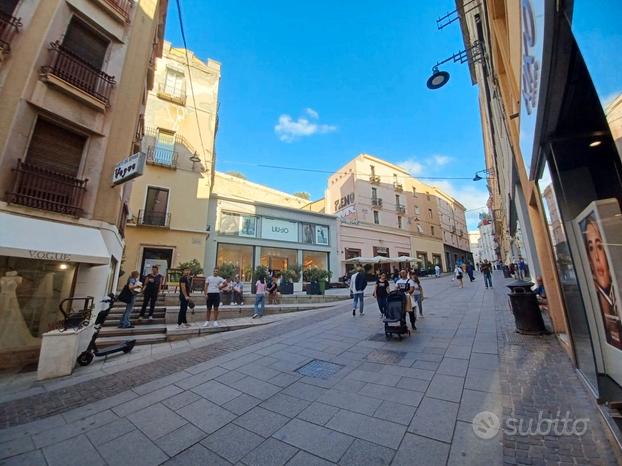 Palazzo d'epoca commerciale via Manno