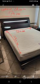 Letto matrimoniale, cassettiera e comodini 
