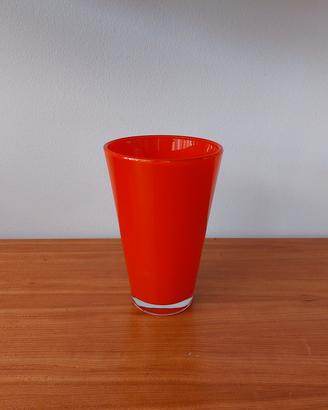 Vaso rosso per piante in vetro
